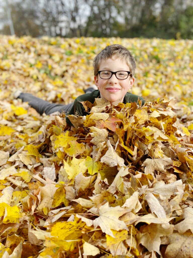 These 30 backyard family activities help you have fun outdoors with your children in a way that is easy and fun!